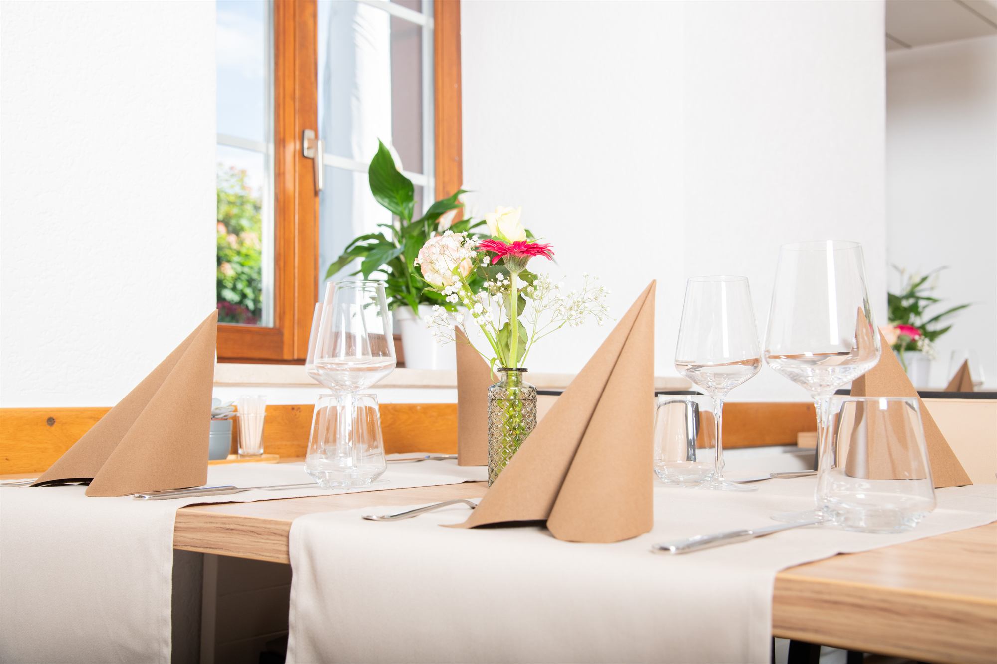 Gedeckter Tisch mit Weingläsern im Talhaus.